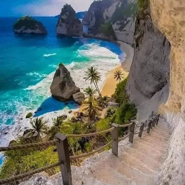 The cliff stairway down to Diamond Beach on Nusa Penida